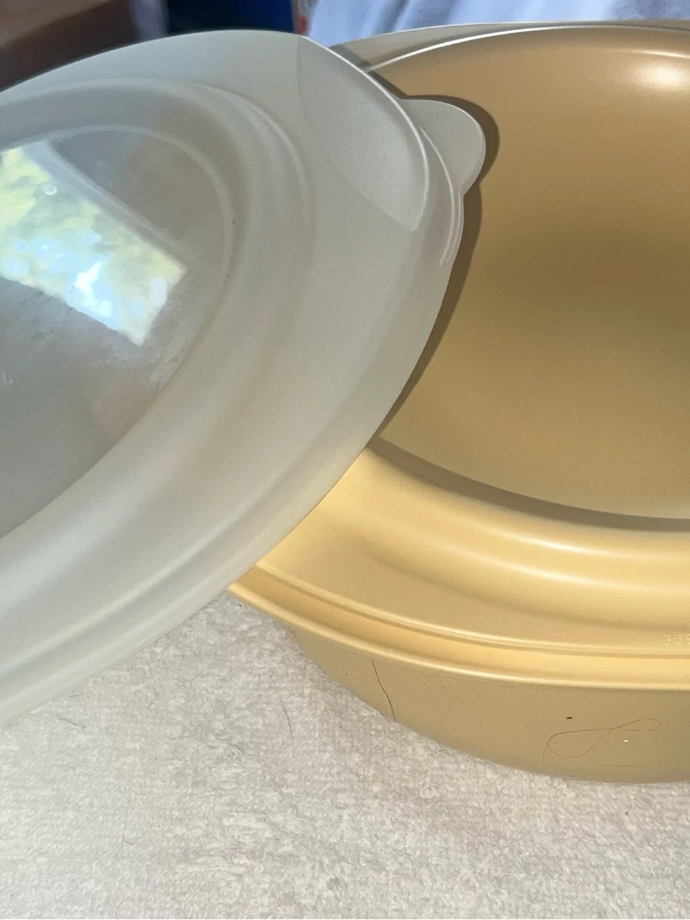 Vintage New Tupperware Ovenworks 2qt ROUND casserole, lid and seal Yellow 2 qt